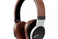 Noise cancelling headphone (30)